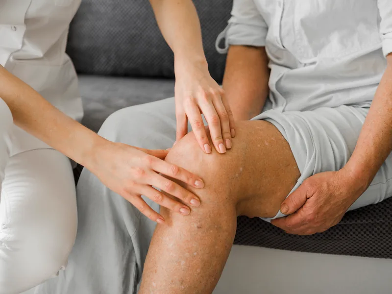 Chiropractic care for knee pain at The Lab Chiropractic in Charles