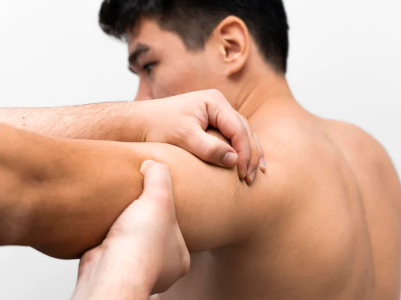 The Lab Chiropractic treating shoulder pain in Charles
